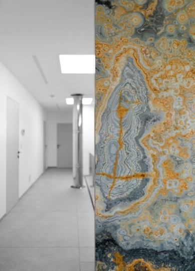 Natural stone in the interior