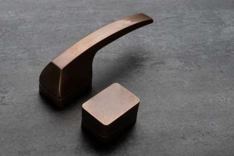 Autoklika: Italian design, Czech craftsmanship, automotive soul - Autoclick – antique brass finish, toilet lock - foto: M&T