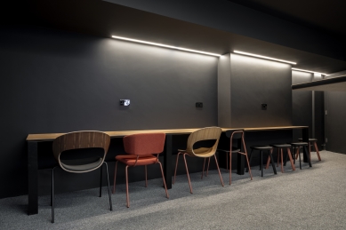 Showroom LD Seating in London: Czech furniture against the backdrop of Victorian architecture - foto: Alex Moira