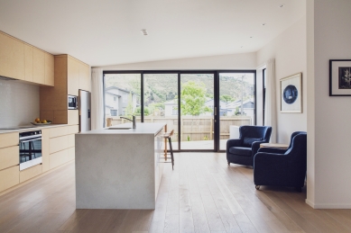 Moderní přístav klidu u moře