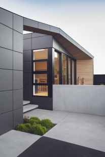 Moderní přístav klidu u moře