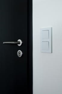 Testovací polygon BMW v Sokolově: Ve světově unikátním vývojovém centru se o bezpečné vedení elektrické energie starají technologie Hager