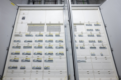 Testovací polygon BMW v Sokolově: Ve světově unikátním vývojovém centru se o bezpečné vedení elektrické energie starají technologie Hager