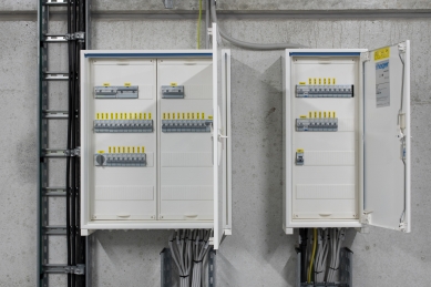 Testovací polygon BMW v Sokolově: Ve světově unikátním vývojovém centru se o bezpečné vedení elektrické energie starají technologie Hager