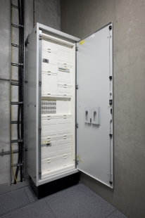 Testovací polygon BMW v Sokolově: Ve světově unikátním vývojovém centru se o bezpečné vedení elektrické energie starají technologie Hager