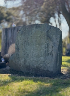 Pocta Ernstu Wiesnerovi - Náhrobek Ernsta Wiesnera, duben 2025