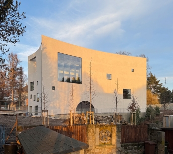 The design of the new library in Turnov refers to the Bohemian Paradise and will open in September - foto: Petr Šmídek, 2026