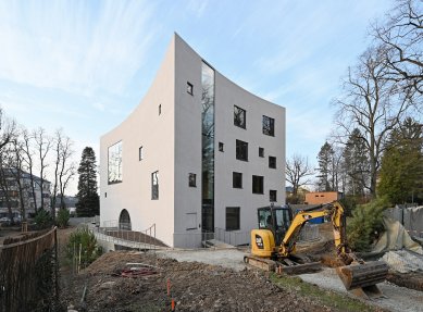 The design of the new library in Turnov refers to the Bohemian Paradise and will open in September - foto: Petr Šmídek, 2026