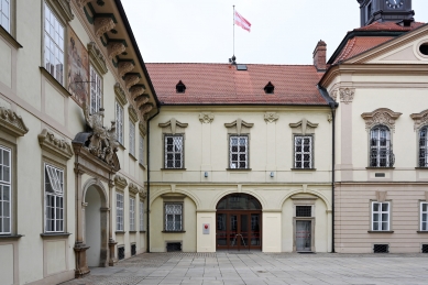 In Brno today, a commemorative plaque was unveiled in memory of Queen Elizabeth II's visit. - foto: Petr Šmídek, 2026