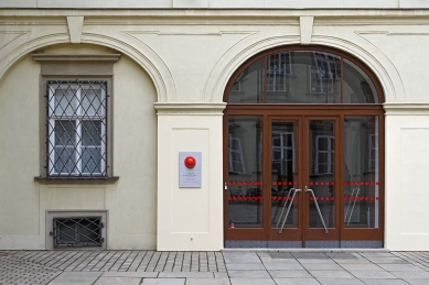 In Brno today, a commemorative plaque was unveiled in memory of Queen Elizabeth II's visit. - foto: Petr Šmídek, 2026