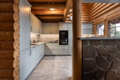 The magic of contrast: concrete plaster in a wooden cabin - foto: Kateřina Gerling