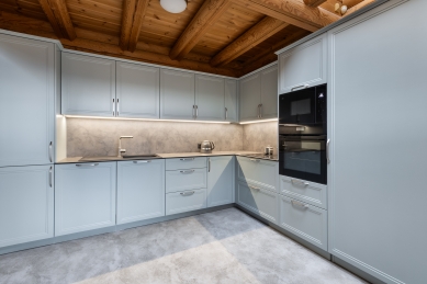 The magic of contrast: concrete plaster in a wooden cabin - foto: Kateřina Gerling