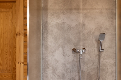 The magic of contrast: concrete plaster in a wooden cabin - foto: Kateřina Gerling