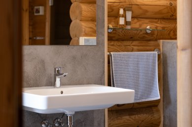 The magic of contrast: concrete plaster in a wooden cabin - foto: Kateřina Gerling