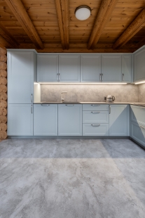 The magic of contrast: concrete plaster in a wooden cabin - foto: Kateřina Gerling
