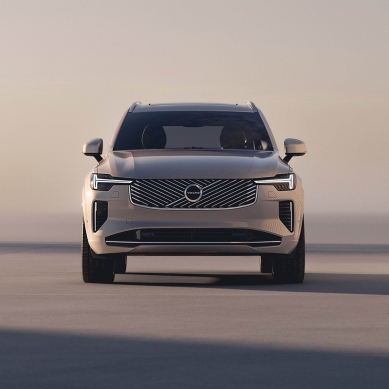 Auto jako zážitek. Volvo přichází s exkluzivní nabídkou pro architekty - Volvo XC90 - velké sedmimístné SUV pro rodinu, delší cesty i náročnější každodenní používání. Nabízí velkorysý prostor, vysoký komfort a bezpečí, které patří k nejsilnějším argumentům značky Volvo.
