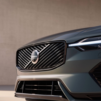 Auto jako zážitek. Volvo přichází s exkluzivní nabídkou pro architekty - Volvo XC60 – osvědčený bestseller značky a univerzální SUV pro práci, rodinu i každodenní provoz. Spojuje kompaktní rozměry, dostatek prostoru, bezpečí a komfort ve velmi vyváženém celku.