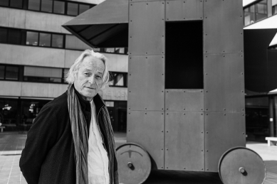 Poctu ČKA za rok 2026 získal Ladislav Lábus - Ladislav Lábus před FA ČVUT s instalací Johna Hejduka - foto: Štěpán Hon