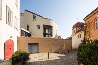 Poctu ČKA za rok 2026 získal Ladislav Lábus - Bytový dům s galerií na Malé Straně, 2024, Praha - foto: ateliér Lábus AA