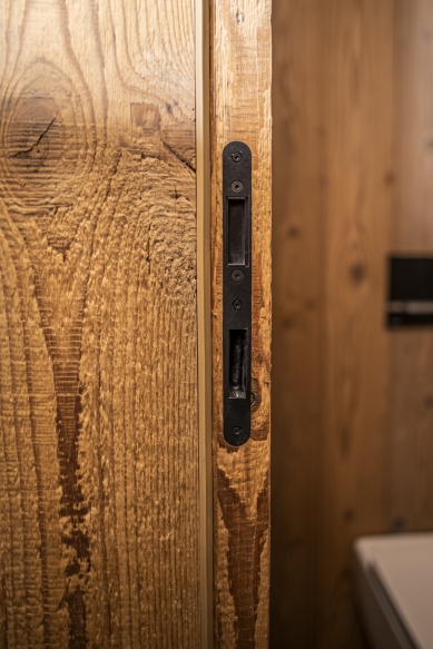 Dýhované dveře SAPELI: přístup řemeslníka s technologickým zázemím fabriky
