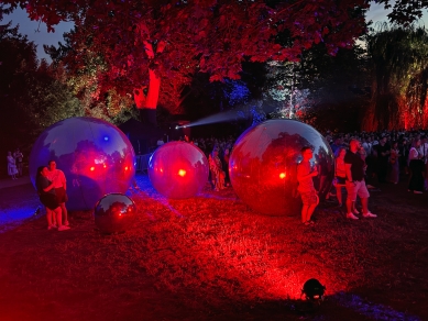 Light installations and video mapping attract visitors to the gardens of Brno villas until Sunday - foto: Petr Šmídek, 2026
