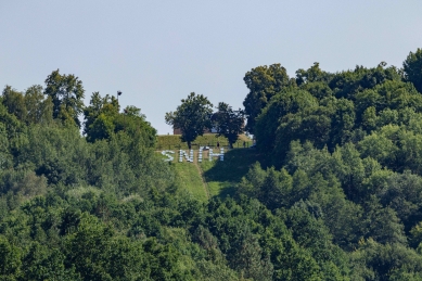 I přes další vlnu veder leží na bývalé sjezdovce v Hradci Králové stále sníh - foto: Jaroslav Klinský