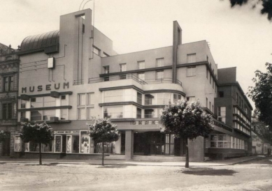 Pozvánka na výstavu Jiří Kroha – architekt, malíř, designér, teoretik - Návrh okresního domu a muzea v Benátkách nad Jizerou, 1926 - foto: Muzeum města Brna