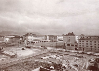 Pozvánka na výstavu Jiří Kroha – architekt, malíř, designér, teoretik - Nové socialisticé městečko na Slovensku. Nová Dubnica, 1951-1957 - foto: Muzeum města Brna