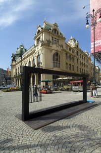 V centru Prahy jsou ode dneška zase velké sochy - foto: Ester Havlová