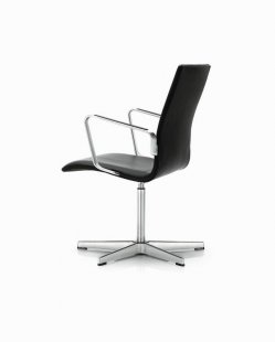 Příběh skandinávské moderny II. - Arne Jacobsen, židle Oxford, model 3271 (1965) - foto: Fritz Hansen