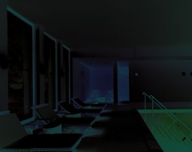 Hotel u jezera - Velká okna dodávají prostoru bazénu nádherné denní světlo a podtrhují krb na druhé straně místnosti. - foto: Stefan Müller