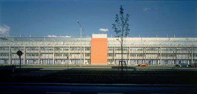 Rakouská sluneční architektura - Georg W. Reinberg a Martin Treberspurg: obytný soubor Brünnerstrasse 190, Vídeň, 1996