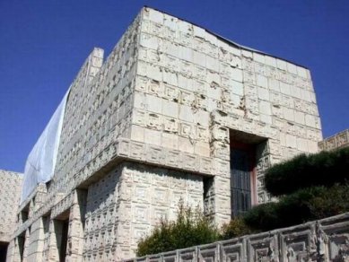 Wright Zničený - Charles and Mabel Ennis House - Charles and Mabel Ennis House - foto: Petr Šmídek