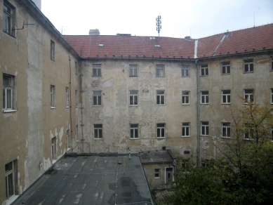 Stane se Salmův palác palácem komerce? - Pohled do vnitřního dvora Salmova paláce (2007) - foto: Mgr. Jan Kubeš