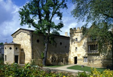 Demetri Porphyrios - New Grove Quadrangle, Magdalen College, Oxford, 1994-98 (vlevo auditorium, vpravo studentské koleje) - klasicistní forma pro veřejnou část, gotická pro obytnou - foto: © The Notre Dame School of Architecture