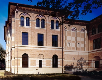 Allan Greenberg - Humanities Building, Rice University, Houston - byzantsko-románský styl navazuje na původní budovy z 19. století - foto: © Timothy Hursley a Wade Zimmerman