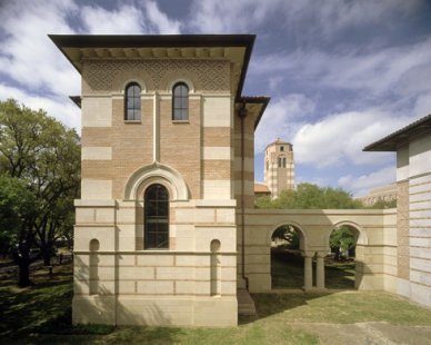 Allan Greenberg - Humanities Building, Rice University, Houston - byzantsko-románský styl navazuje na původní budovy z 19. století - foto: © Timothy Hursley a Wade Zimmerman