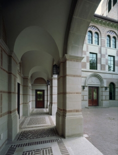 Allan Greenberg - Humanities Building, Rice University, Houston - byzantsko-románský styl navazuje na původní budovy z 19. století - foto: © Timothy Hursley a Wade Zimmerman