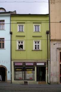 Další dům v Olomouci znehodnocen hernou - Pohled na fasádu domu před výměnou původních kastlových oken za plastová - foto: Mgr. Jan Kubeš