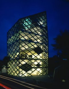 Herzog & de Meuron: Výstava - Prada Aoyama, Tokio, 2003 - foto: Nacasa & Partners