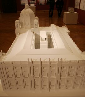 Věda, architekti a památky - <B>Vídeň</B>: Oskar Leo Kaufmann - Albert Ruef, Hof II, Kunsthistorisches Museum, model 2007. Soutěž na vestavění novotvaru s novými výstavními prostorami do dvora historické budovy v roce 2006 vyhrála dvojice reprezentantů tzv. vorarlberské školy architektů. Holý minimalistický kvádr bude se vzorně fraktálně / biofilně strukturovanou neorenesanční budovou (navrženou snad posledním velkým středoevropským teoretizujícím architektem Gottfriedem Semperem) spojen podzemím a krytým mostem a jeho střešní terasa má návštěvníkům nabídnout „senzační výhled na vídeňské centrum.“ Nad ní umístěná kupole původní budovy s belvederem však pro ten účel zřejmě využita nebude a zůstane jako doposud uzavřena. - foto: Martin Horáček