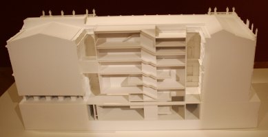 Věda, architekti a památky - <B>Vídeň</B>: Oskar Leo Kaufmann - Albert Ruef, Hof II, Kunsthistorisches Museum, model 2007. Soutěž na vestavění novotvaru s novými výstavními prostorami do dvora historické budovy v roce 2006 vyhrála dvojice reprezentantů tzv. vorarlberské školy architektů. Holý minimalistický kvádr bude se vzorně fraktálně / biofilně strukturovanou neorenesanční budovou (navrženou snad posledním velkým středoevropským teoretizujícím architektem Gottfriedem Semperem) spojen podzemím a krytým mostem a jeho střešní terasa má návštěvníkům nabídnout „senzační výhled na vídeňské centrum.“ Nad ní umístěná kupole původní budovy s belvederem však pro ten účel zřejmě využita nebude a zůstane jako doposud uzavřena. - foto: Martin Horáček