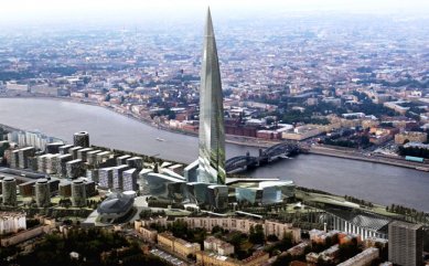 Věda, architekti a památky - <B>Petrohrad</B>: Okhta Center. V roce 2006 se uskutečnila soutěž na projekt centrály ropné firmy Gazprom a obchodně-administrativní centrum Gazprom City, přibližně 500 m od Smolného kláštera a paláce na okraji historického jádra, jehož nejvyšší stavbu navzdory komunismu dodnes představuje věž katedrály sv. Petra a Pavla. Ruští architekti odmítli členství v porotě a tři ze čtyř pozvaných zahraničních architektů z jury odstoupili (N. Foster, R. Viñoly a K. Kurokawa). Porota složená nakonec z jednoho architekta, čtyř zástupců magistrátu a tří zaměstnanců Gazpromu vybrala ze šesti vyzvaných firem britský ateliér RMJM s návrhem 396 m vysoké skleněné věže. - foto: Vizualizace, 2007, RMJM.