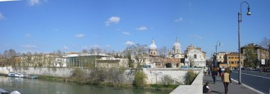 Věda, architekti a památky - <B>Řím</B>: Nové muzeum pro antický oltář Ara Pacis bylo otevřeno v dubnu 2006, po desetileté výstavbě. Bývalý římský magistrát vedený neomarxistickým starostou W. Veltronim nechal v rámci oslav milénia demolovat předchozí budovu muzea a na její místo prosadil několikrát větší hranolovou kompozici od Američana R. Meiera. Původní objekt sloužil pouze jako schránka pro oltář, nový zahrnuje také další výstavní prostory, přednáškový sál, venkovní kaskádovou fontánu a kavárnu s vyhlídkovou terasou na střeše. Jde snad o vůbec první velkou explicitně modernistickou novostavbu v centru Věčného města. - foto: 2006, online, http://www.pushpullbar.com/forums/showthread.php?t=5996&page=2 (25.3.2008)