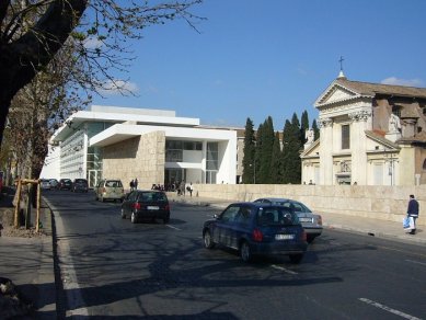 Věda, architekti a památky - <B>Řím</B>: Muzeum Ara Pacis: k soutěžení byli vyzváni, jako v Petrohradě, přední světoví avantgardisté (vedle Meiera mj. F. Gehry, P. Eisenman či T. Ando). Díky protestům občanů, politiků (premiér Berlusconi) a některých historiků umění (F. Zeri) se podařilo dosáhnout alespoň zkrácení ohradní zdi, jež měla původně zakrývat celé průčelí sousedního kostela sv. Rocha. - foto: 2006, online, http://www.pushpullbar.com/forums/showthread.php?t=5996&page=2 (25.3.2008)