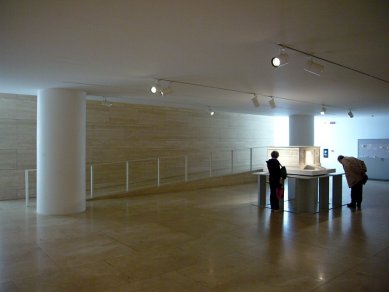 Věda, architekti a památky - <B>Řím</B>: Budova je málo navštěvovaná a přidané výstavní prostory zejí prázdnotou. - foto: 2006, online, http://www.pushpullbar.com/forums/showthread.php?t=5996&page=2 (25.3.2008)