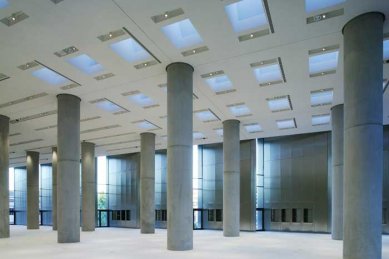 Věda, architekti a památky - <B>Athény</B>: Ústřední prostor muzea je pojednán jako napodobenina Parthenonu v měřítku 1:1, tak aby osazení sochařských fragmentů simulovalo reálné prostorové vztahy. Hlavním exponátem se má stát Panathénajský vlys, o jehož návrat z Britského muzea po dvou stech letech poslední řecké vlády (levicová i pravicová) populisticky (a naivně) usilují. Než se tak prý stane, zůstane vyhrazené místo volné. Archeologické naleziště pod zbořenými domy bylo zčásti odtěženo, zčásti konzervováno a obnaženo, aby ornamentalizovalo jinak sterilní interiéry muzea, což je princip známý také z českého prostředí. - foto: 2007, online, www.newacropolismuseum.gr/eng/photos/index.htm (25.3.2008)