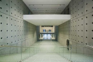 Věda, architekti a památky - <B>Athény</B>: Ústřední prostor muzea je pojednán jako napodobenina Parthenonu v měřítku 1:1, tak aby osazení sochařských fragmentů simulovalo reálné prostorové vztahy. Hlavním exponátem se má stát Panathénajský vlys, o jehož návrat z Britského muzea po dvou stech letech poslední řecké vlády (levicová i pravicová) populisticky (a naivně) usilují. Než se tak prý stane, zůstane vyhrazené místo volné. Archeologické naleziště pod zbořenými domy bylo zčásti odtěženo, zčásti konzervováno a obnaženo, aby ornamentalizovalo jinak sterilní interiéry muzea, což je princip známý také z českého prostředí. - foto: 2007, online, www.newacropolismuseum.gr/eng/photos/index.htm (25.3.2008)