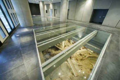 Věda, architekti a památky - <B>Athény</B>: Ústřední prostor muzea je pojednán jako napodobenina Parthenonu v měřítku 1:1, tak aby osazení sochařských fragmentů simulovalo reálné prostorové vztahy. Hlavním exponátem se má stát Panathénajský vlys, o jehož návrat z Britského muzea po dvou stech letech poslední řecké vlády (levicová i pravicová) populisticky (a naivně) usilují. Než se tak prý stane, zůstane vyhrazené místo volné. Archeologické naleziště pod zbořenými domy bylo zčásti odtěženo, zčásti konzervováno a obnaženo, aby ornamentalizovalo jinak sterilní interiéry muzea, což je princip známý také z českého prostředí. - foto: 2007, online, www.newacropolismuseum.gr/eng/photos/index.htm (25.3.2008)