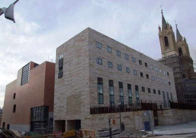 Věda, architekti a památky - <B>Madrid</B>: Nové křídlo madridského muzea Prado bylo otevřeno v říjnu 2007 (projekt Rafael Moneo, 1999). Architekt do útrob cihlové kostky přestěhoval arkády ambitu kláštera sv. Jeronýma ze 17. století, jenž stál opodál a údajně byl „ve velmi špatném stavu“. Rekonstruovaný rajský dvůr zastřešuje skleněná střecha. Znovu se setkáváme s metodou dekorování jinak fádní, „neurálně nevýživné“ kostky historickými fragmenty. Situace a stav v roce 2007. - foto: Museo del Prado